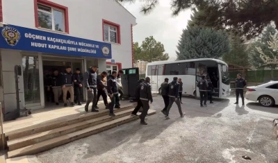 Konya merkezli g&ouml;&ccedil;men ka&ccedil;ak&ccedil;ılığı operasyonu: 10 tutuklama

