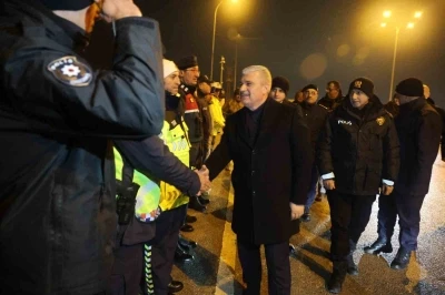 Konya protokol&uuml;, s&uuml;r&uuml;c&uuml;lerin ve polislerin yeni yılını kutladı
