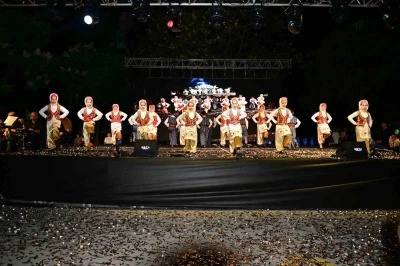 Konyaaltı İlkokulu&rsquo;ndan renkli halk oyunları şenliği
