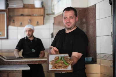 Konyalı ustalar, milli maç için Konya’ya gelen misafirleri etliekmek yemeğe davet etti
