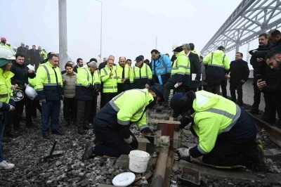 KONYARAY Banliy&ouml; Hattı&rsquo;nda ray birleştirme kaynak programı yapıldı
