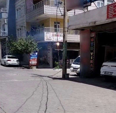 Kopan elektrik hattı alev alev yandı
