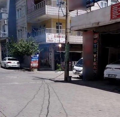 Kopan elektrik hattı alev alev yandı