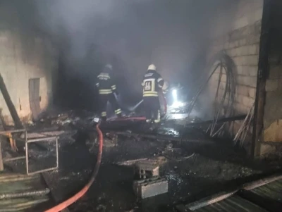 Kopan elektrik kablosu depoyu kül etti
