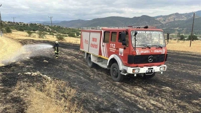 Kopan elektrik teli yangına sebep oldu: 3 dönümlük tarla zarar gördü
