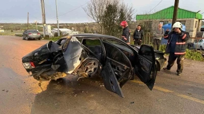 K&ouml;peğe &ccedil;arpmamak i&ccedil;in direksiyon kırdı: Duvara &ccedil;arparak durabildi
