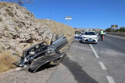 Köpeğe çarpmamak için direksiyonu kırdı, 3 yaralı
