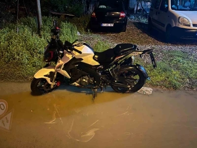 K&ouml;peğe &ccedil;arpmamak i&ccedil;in manevra yapan motosikletin s&uuml;r&uuml;c&uuml;s&uuml; savrularak yaralandı
