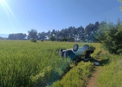 K&ouml;peğe &ccedil;arpmamak i&ccedil;in manevra yapan otomobil tarlaya u&ccedil;tu: 1 &ouml;l&uuml;, 2 yaralı
