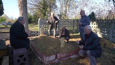 K&ouml;peğin vefası: Sahibinin mezarından ayrılmayan k&ouml;pek duygulandırdı
