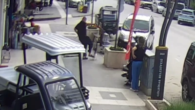 K&ouml;peğine saldıran kediye tekme attı, o anlar kameraya yansıdı
