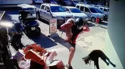 Köpeğiyle kavga eden kediyi tekmeyle metrelerce havaya fırlattı
