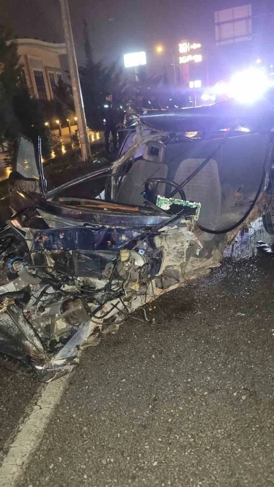 K&ouml;pr&uuml; bariyerlerine &ccedil;arparak par&ccedil;alanan otomobilin s&uuml;r&uuml;c&uuml;s&uuml; hayatını kaybetti
