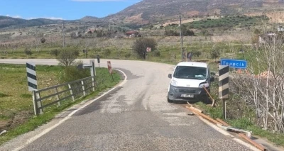 K&ouml;pr&uuml; demirleri araca saplandı: 1 yaralı
