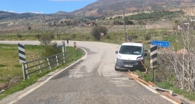 K&ouml;pr&uuml; demirleri araca saplandı: 1 yaralı