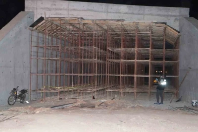 K&ouml;pr&uuml; inşaatının iskele demirlerine &ccedil;arpan motosikletli ağır yaralandı
