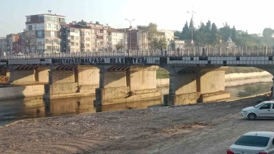 K&ouml;pr&uuml;deki d&ouml;k&uuml;lm&uuml;ş yazı Mustafakemalpaşa&rsquo;da bakımsızlığın sembol&uuml; oldu
