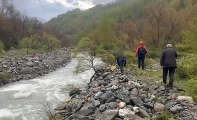 K&ouml;pr&uuml;den d&uuml;şen kadın akıntıya kapıldı
