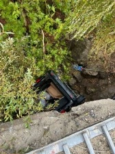 Köprüden uçan otomobil ağaç dallarında asılı kaldı: 2 yaralı