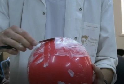 K&ouml;p&uuml;kl&uuml; balonu patlatmadan, jiletle tıraş ederek sınavı ge&ccedil;iyorlar
