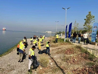Körfez’de kıyı temizliği: Yarım saatte 70 kilo atık toplandı
