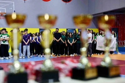 K&ouml;rfez&rsquo;de liseler arası voleybol turnuvasının şampiyonları kupalarını aldı
