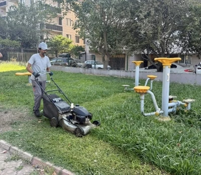 Körfez’de park ve bahçelere bakım işlemi
