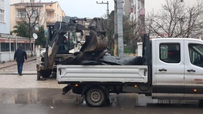 K&ouml;rfez&rsquo;de şiddetli fırtınada &ccedil;atılar u&ccedil;tu, ara&ccedil;lar hasar g&ouml;rd&uuml;
