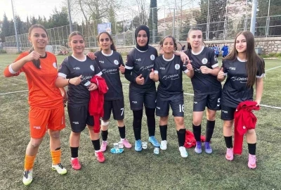K&ouml;rfez&rsquo;in kız futbol takımlarından &ccedil;ifte galibiyet
