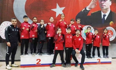 K&ouml;rfezli karateciler Gaffar Okkan Turnuvası&rsquo;ndan 8 madalyayla d&ouml;nd&uuml;
