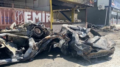 Korku dolu anlar: İşyeri ve hurda araçlar alevlere teslim oldu
