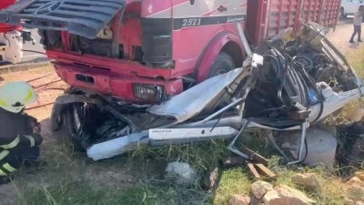 Korkun&ccedil; kaza: Otomobil kamyonun altına girdi! &Ouml;l&uuml;ler var