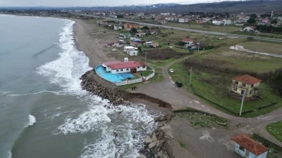 Korkutan kıyı erozyonu: Deniz 50 metre i&ccedil;eri girdi
