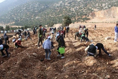Korkuteli&rsquo;nde 3 bin fidan toprakla buluştu
