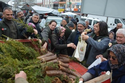 Korkuteli Orman İşletme M&uuml;d&uuml;rl&uuml;ğ&uuml; 1000 fidan dağıtımı yaptı
