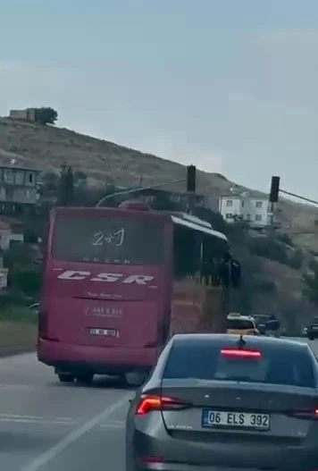 Kornaya basarak otomobilleri sollayan yolcu otob&uuml;s&uuml;, manevralarıyla korkuttu
