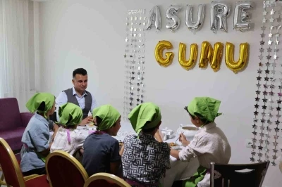Koruma altındaki &ccedil;ocuklar aşure yaptı

