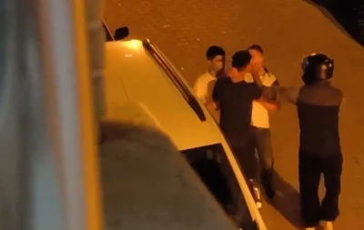 Köşeye sıkıştırdıkları genci önce dövüp sonra motor anahtarını aldılar
