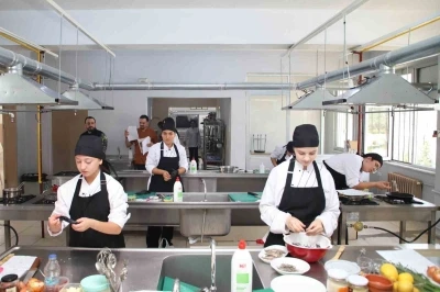 K&ouml;şk&rsquo;te &ouml;ğrenciler h&uuml;nerlerini mutfakta sergiledi
