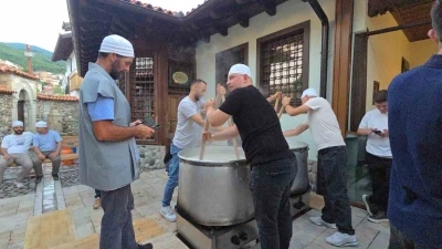 Kosova&rsquo;da Osmanlı mirası tekkede aşure kazanları kaynatıldı
