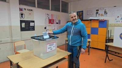 Kosova halkı erken se&ccedil;imler i&ccedil;in sandık başında
