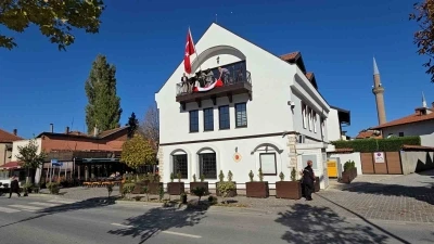 Kosovalı 102 kadın, Türkiye Cumhuriyeti’nin kuruluşunun 102. yıldönümü için bayrak ördü
