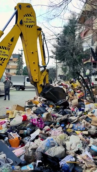 K&ouml;t&uuml; koku ihbarıyla gidilen evden 30 ton &ccedil;&ouml;p &ccedil;ıktı
