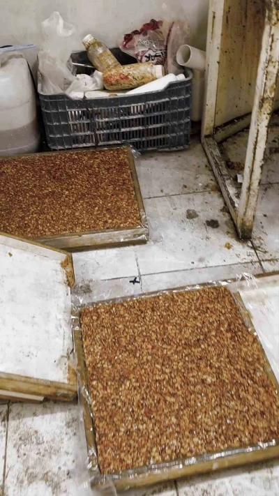 K&ouml;t&uuml; koku &uuml;zerine girilen evde mide bulandıran şartlarda lokum ve cezerye &uuml;retildiği ortaya &ccedil;ıktı
