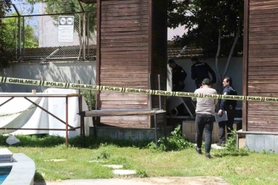 K&ouml;t&uuml; kokudan ş&uuml;phelenerek baktıkları reklam panosundan tanınmayacak halde ceset &ccedil;ıktı
