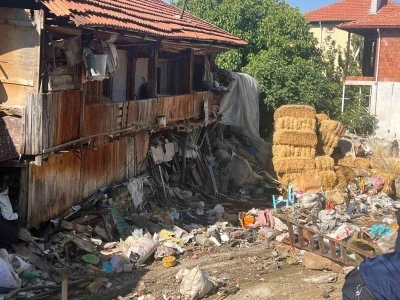 Kötü kokunun kaynağı ortaya çıkınca mahalleli şaşkına döndü
