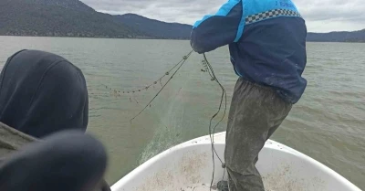 Kovada G&ouml;l&uuml;&rsquo;nde ka&ccedil;ak avcılara ait 600 metrelik ağ ele ge&ccedil;irildi
