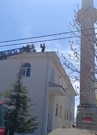 Kovancılar&rsquo;da mahsur kalan kedi kurtarıldı
