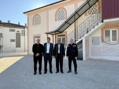 K&ouml;y camii bah&ccedil;esinde parke taşı ve &ccedil;evre d&uuml;zenlemesi tamamlandı
