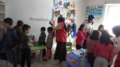 K&ouml;y &ccedil;ocukları, gen&ccedil;lik merkezi g&ouml;n&uuml;ll&uuml;leriyle doyasıya eğlendi
